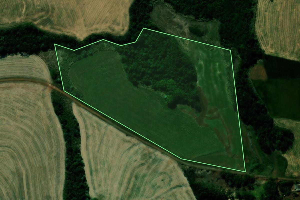 Imagem de satélite do imóvel rural em Lidianópolis (PR), com o contorno declarado no CAR desenhado por cima.