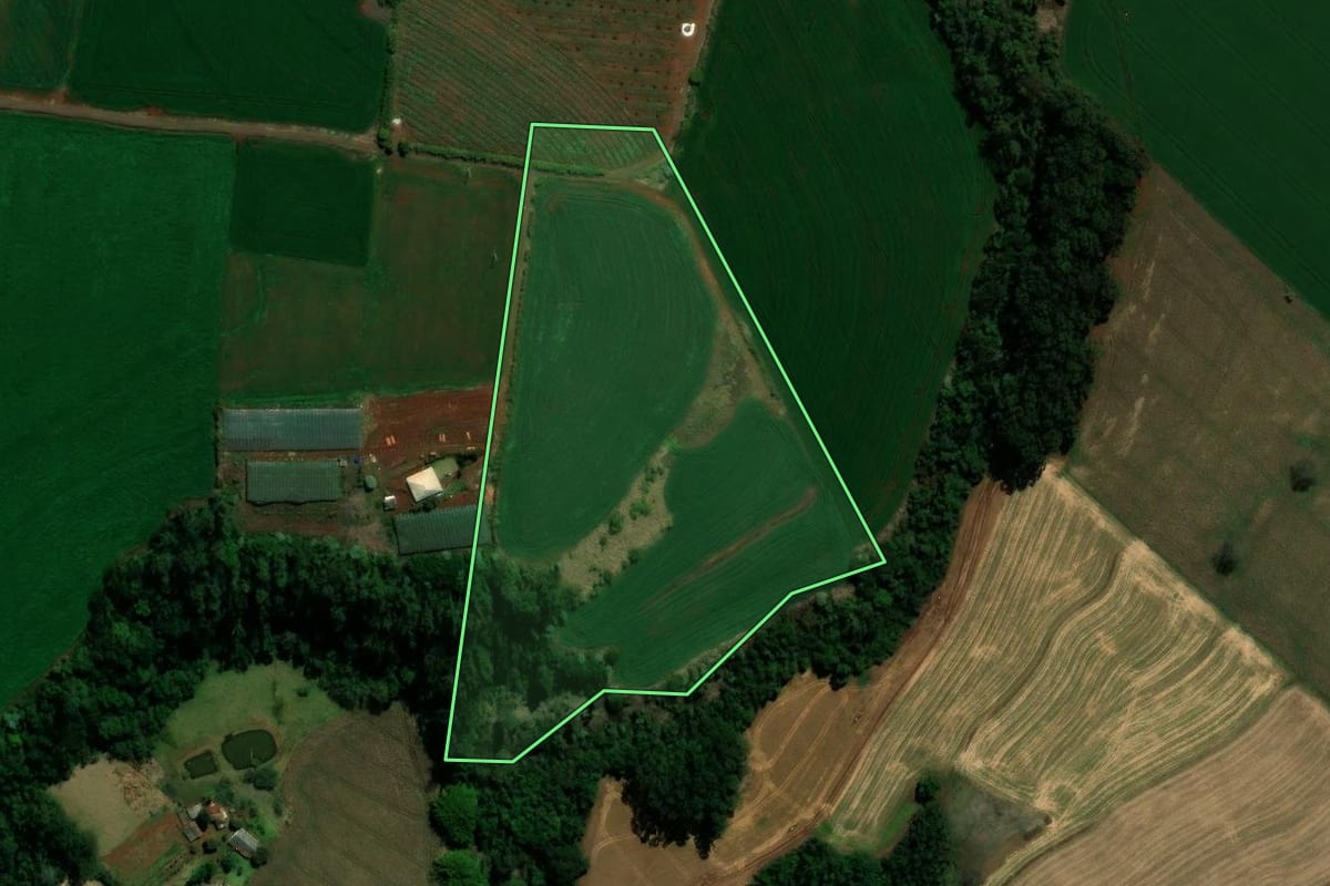 Imagem de satélite do imóvel rural em Lidianópolis (PR), com o contorno declarado no CAR desenhado por cima.
