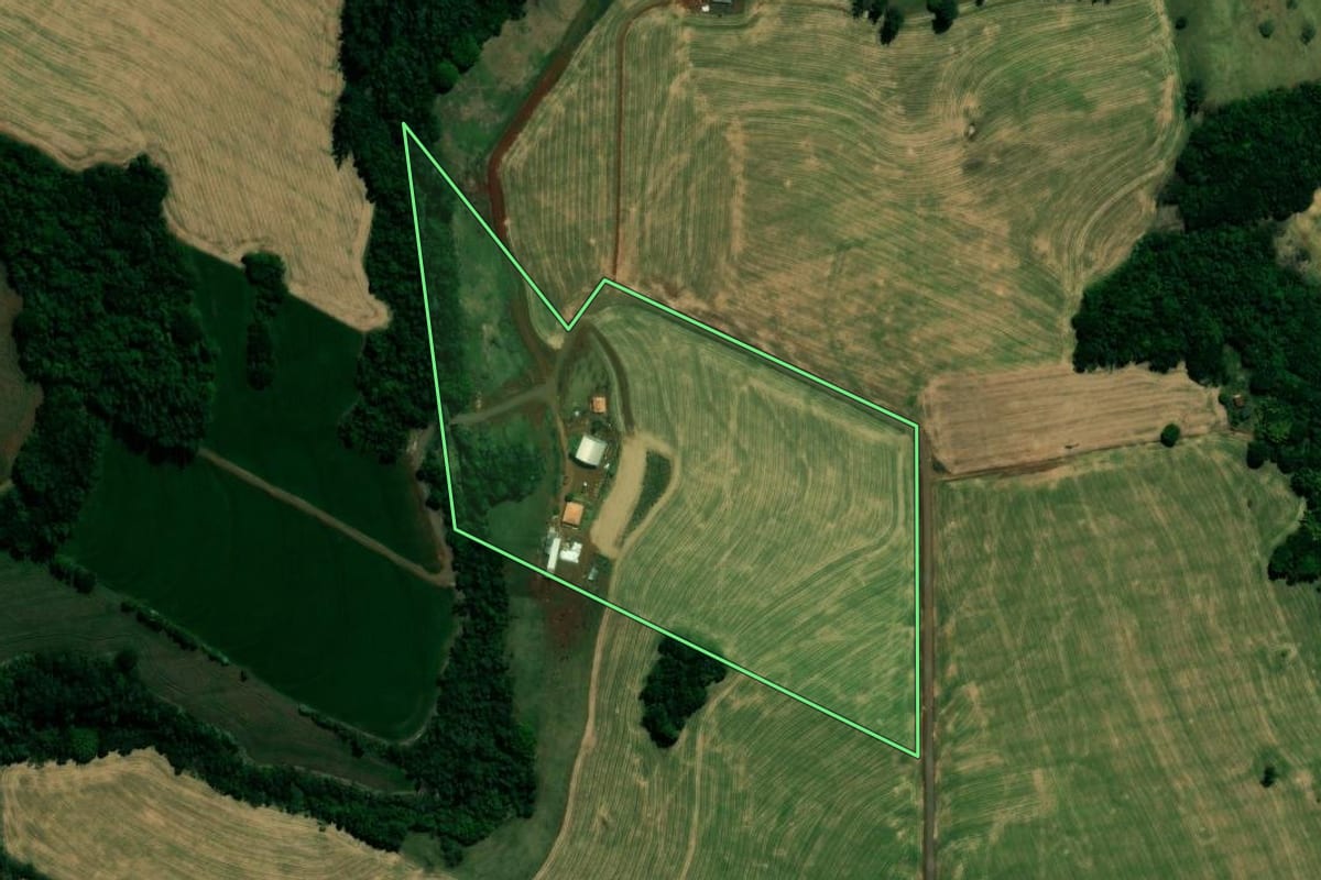 Imagem de satélite do imóvel rural em Lidianópolis (PR), com o contorno declarado no CAR desenhado por cima.
