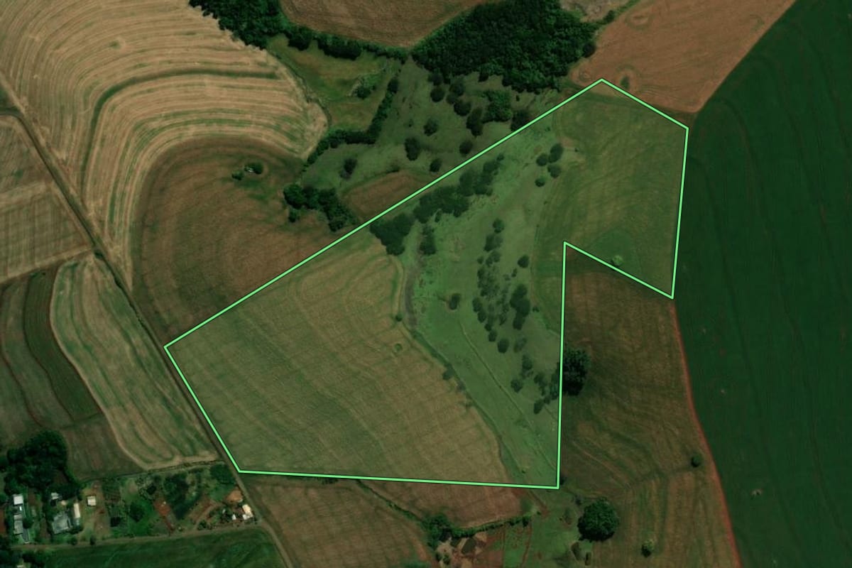Imagem de satélite do imóvel rural em Lidianópolis (PR), com o contorno declarado no CAR desenhado por cima.