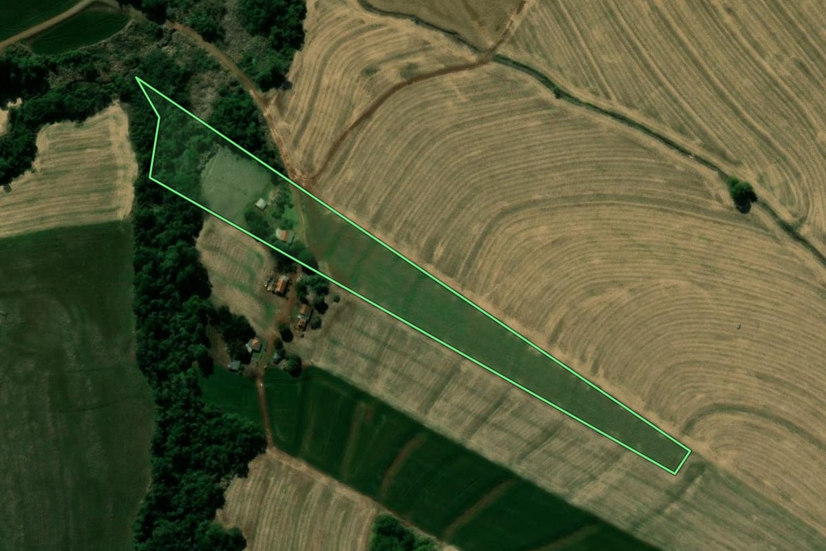 Imagem de satélite do imóvel rural em Lidianópolis (PR), com o contorno declarado no CAR desenhado por cima.