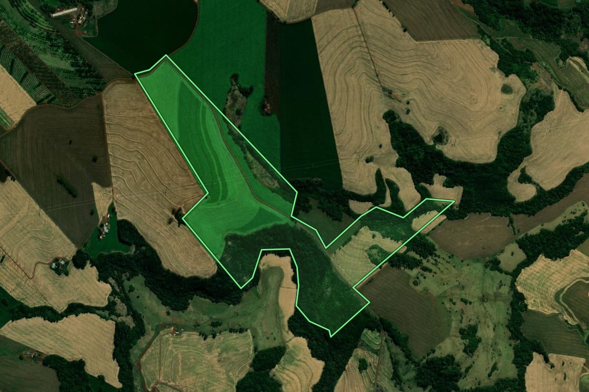 Imagem de satélite do imóvel rural em Lidianópolis (PR), com o contorno declarado no CAR desenhado por cima.