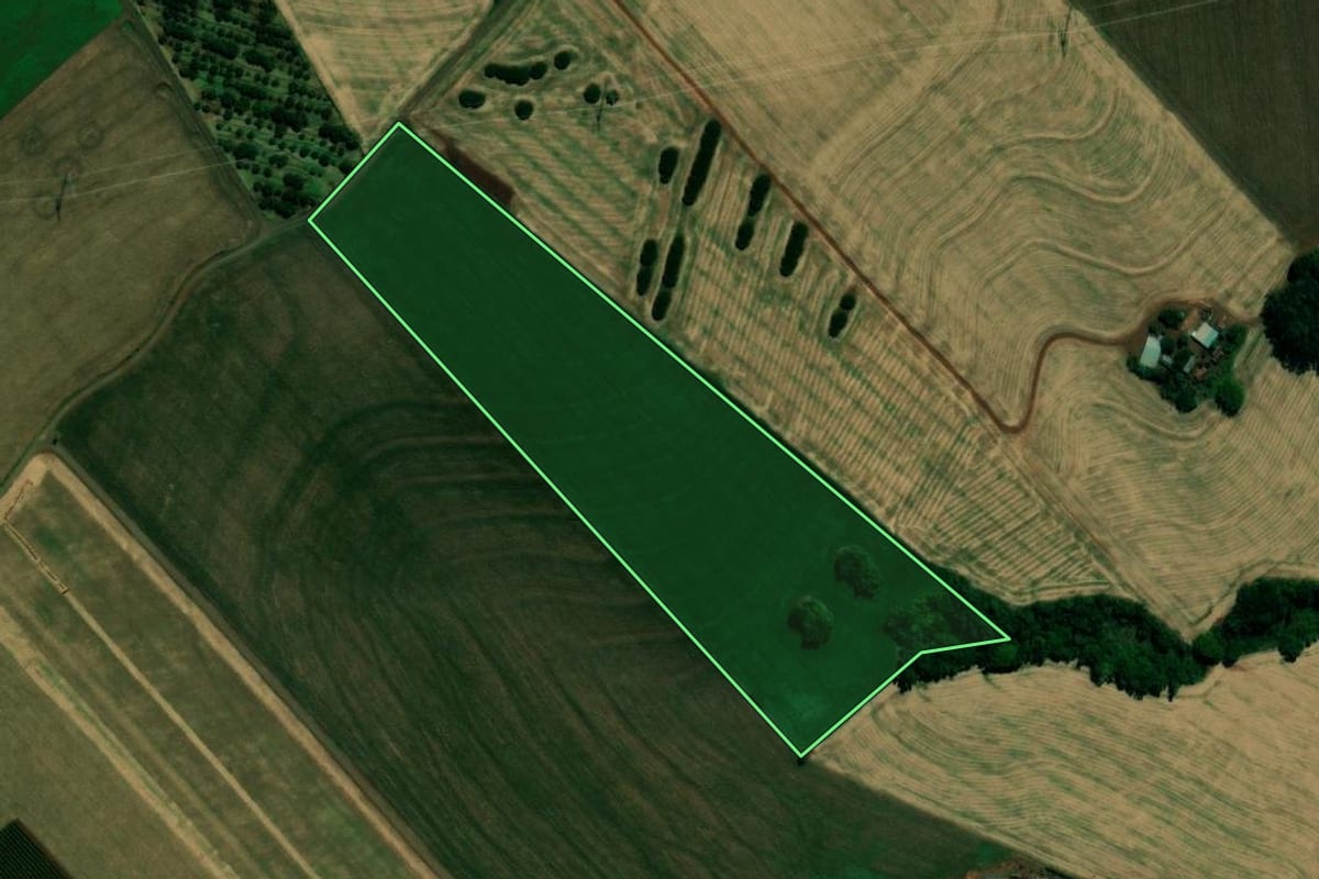 Imagem de satélite do imóvel rural em Lidianópolis (PR), com o contorno declarado no CAR desenhado por cima.