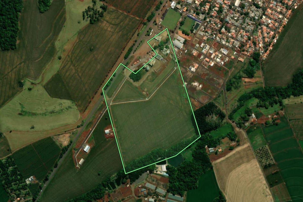 Imagem de satélite do imóvel rural em Lidianópolis (PR), com o contorno declarado no CAR desenhado por cima.