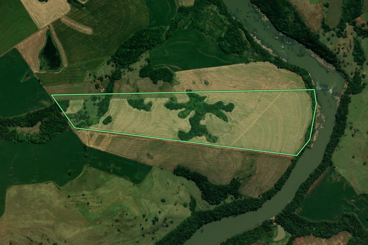 Imagem de satélite do imóvel rural em Lidianópolis (PR), com o contorno declarado no CAR desenhado por cima.