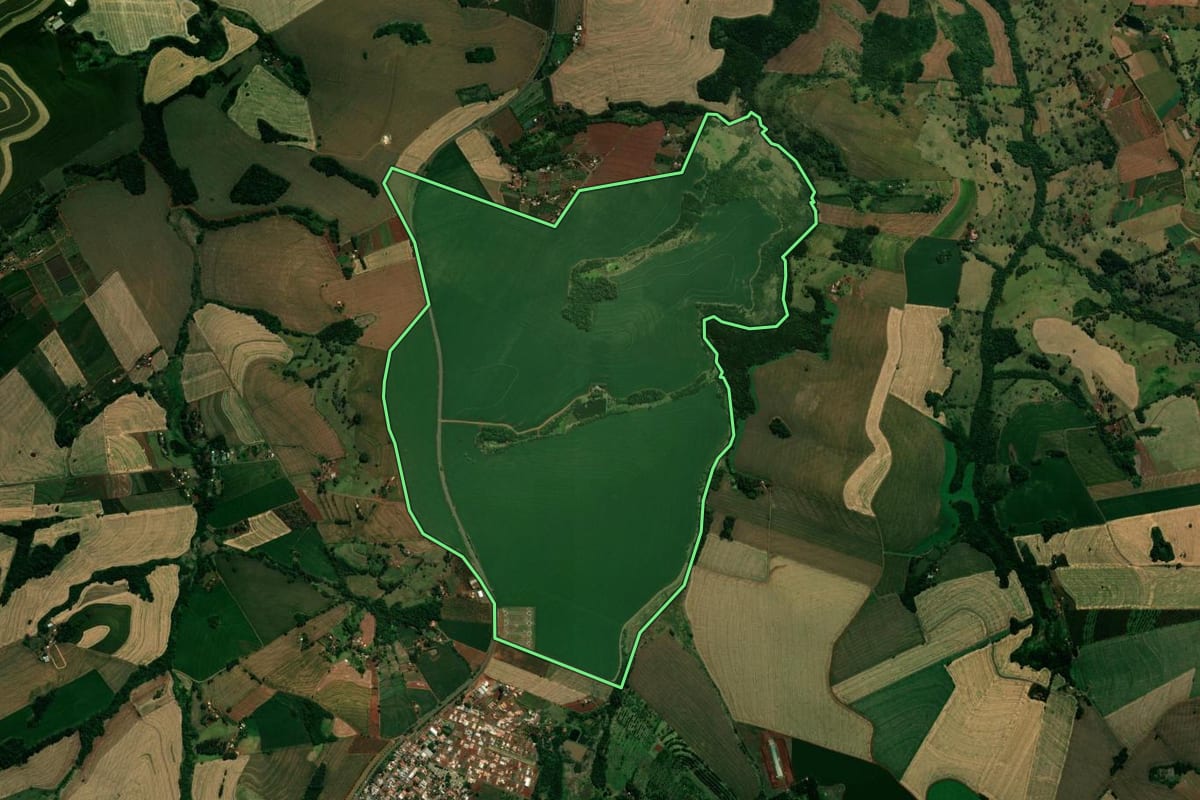 Imagem de satélite do imóvel rural em Lidianópolis (PR), com o contorno declarado no CAR desenhado por cima.