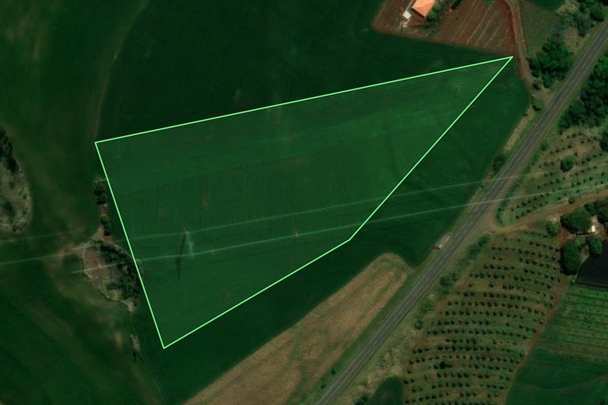 Imagem de satélite do imóvel rural em Lidianópolis (PR), com o contorno declarado no CAR desenhado por cima.