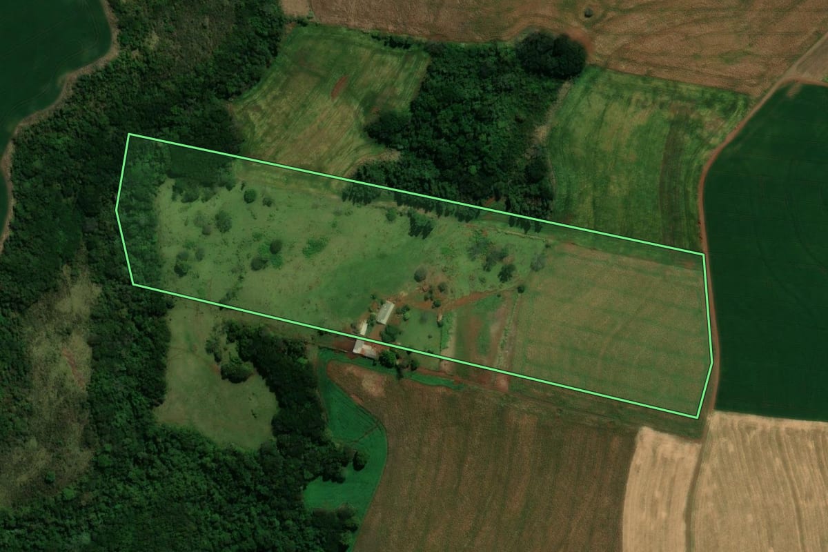 Imagem de satélite do imóvel rural em Lidianópolis (PR), com o contorno declarado no CAR desenhado por cima.