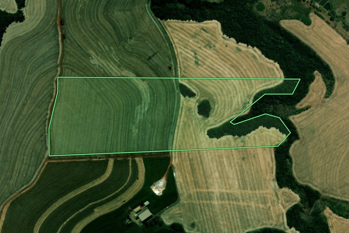 Imagem de satélite do imóvel rural em Lidianópolis (PR), com o contorno declarado no CAR desenhado por cima.