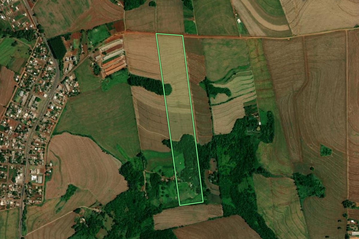 Imagem de satélite do imóvel rural em Lindoeste (PR), com o contorno declarado no CAR desenhado por cima.