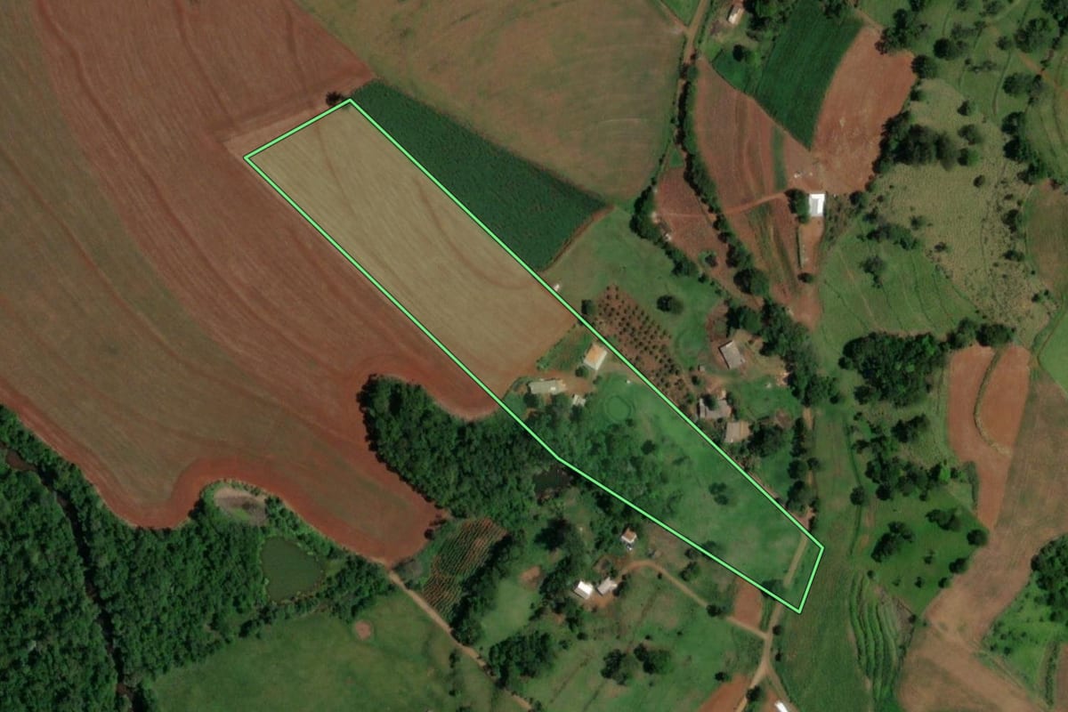 Imagem de satélite do imóvel rural em Lindoeste (PR), com o contorno declarado no CAR desenhado por cima.