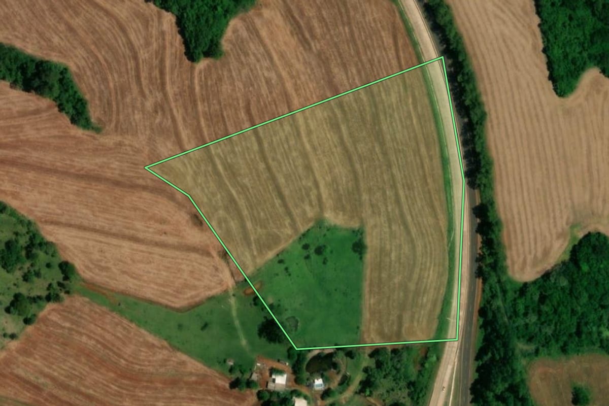 Imagem de satélite do imóvel rural em Lindoeste (PR), com o contorno declarado no CAR desenhado por cima.
