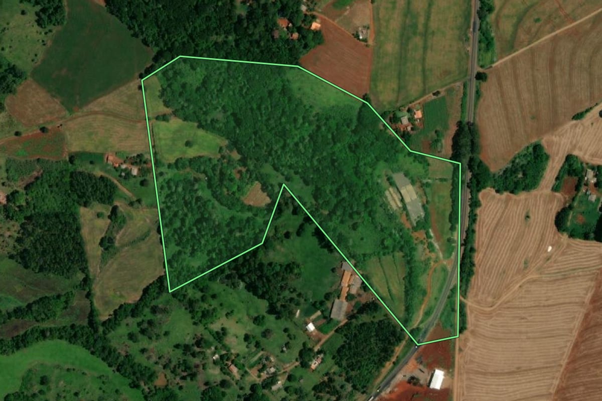 Imagem de satélite do imóvel rural em Lindoeste (PR), com o contorno declarado no CAR desenhado por cima.