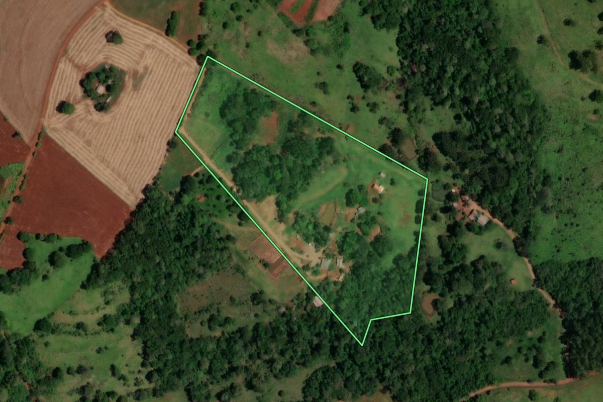 Imagem de satélite do imóvel rural em Lindoeste (PR), com o contorno declarado no CAR desenhado por cima.