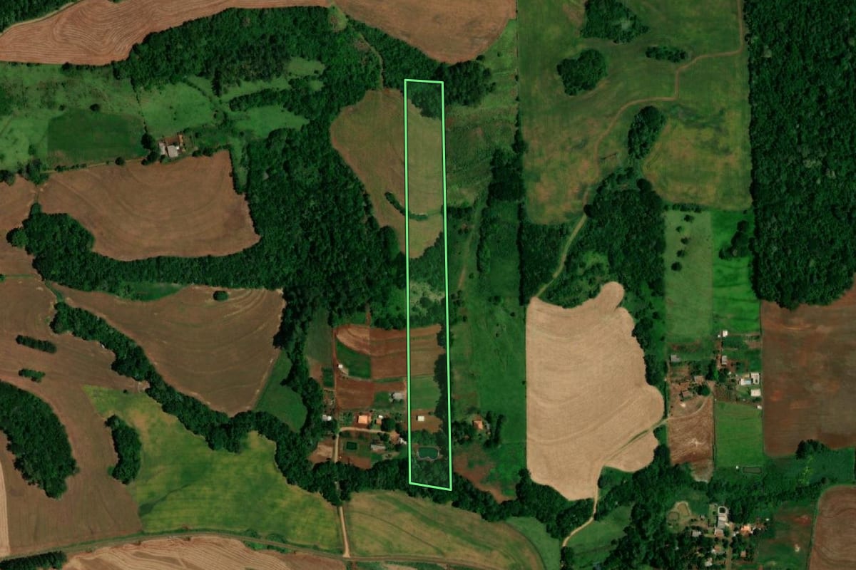 Imagem de satélite do imóvel rural em Lindoeste (PR), com o contorno declarado no CAR desenhado por cima.
