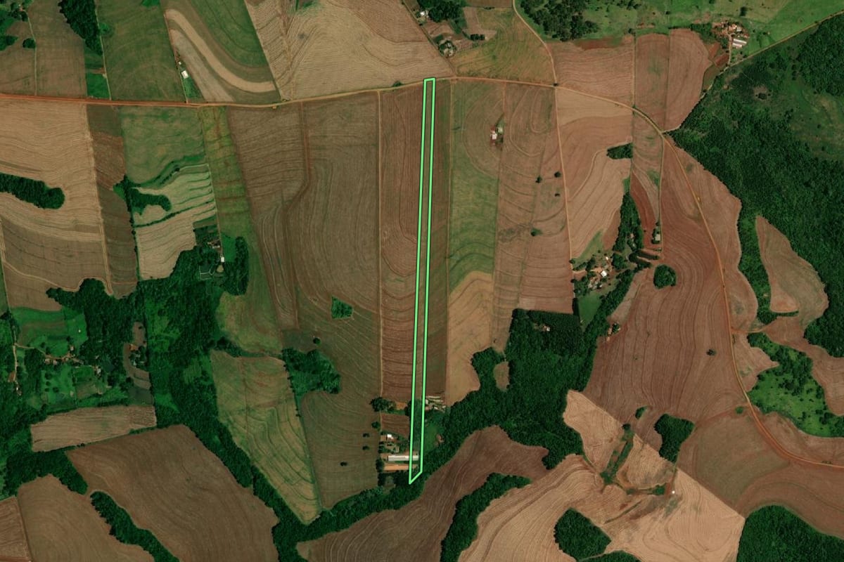 Imagem de satélite do imóvel rural em Lindoeste (PR), com o contorno declarado no CAR desenhado por cima.