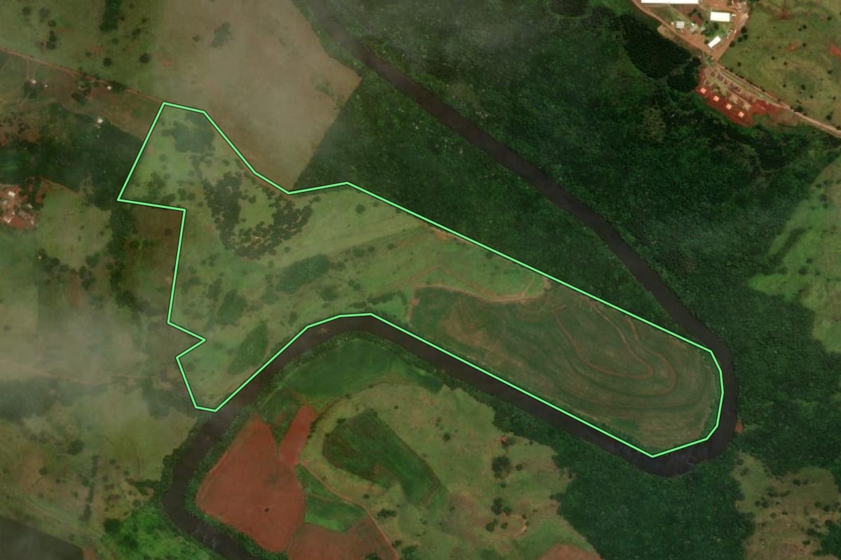 Imagem de satélite do imóvel rural em Lindoeste (PR), com o contorno declarado no CAR desenhado por cima.