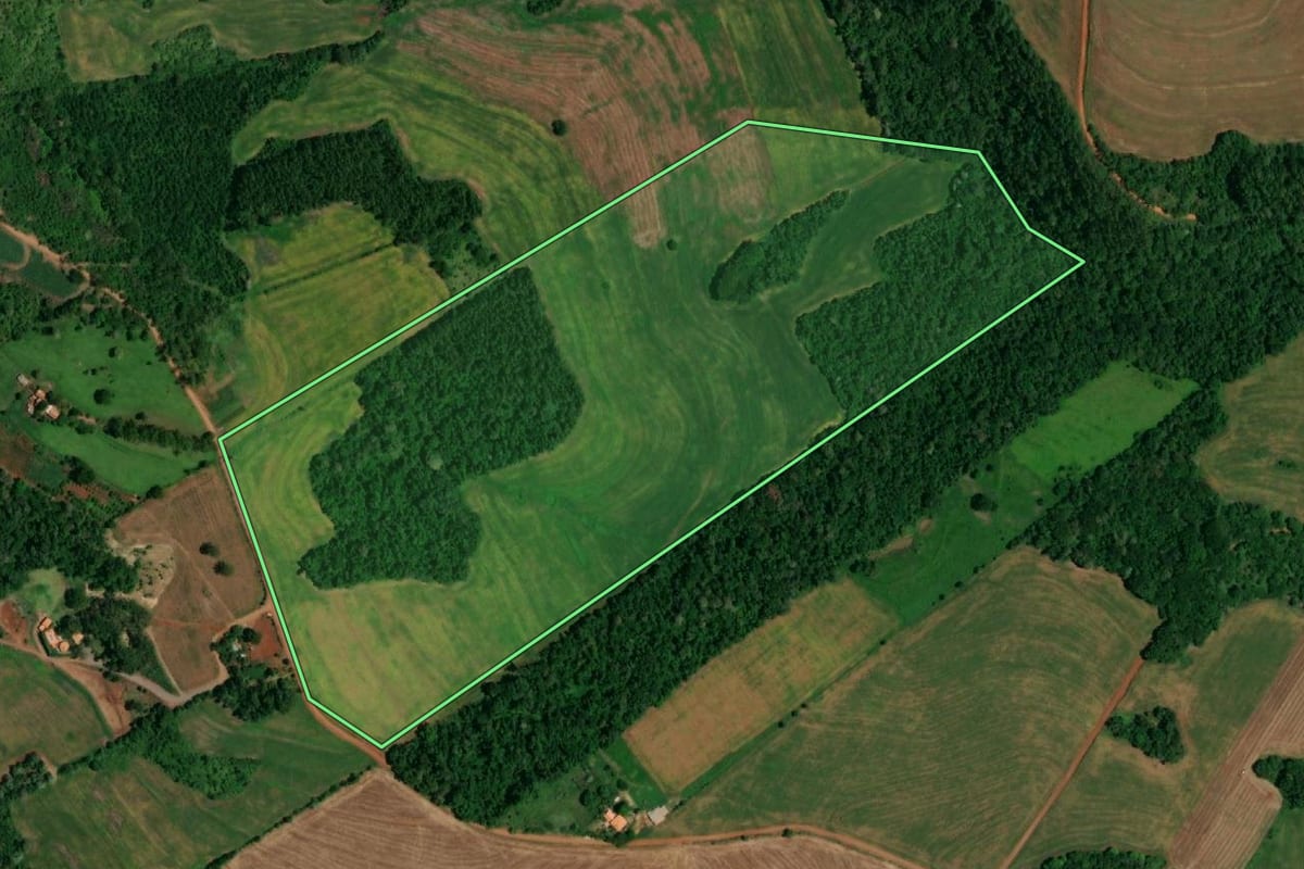 Imagem de satélite do imóvel rural em Lindoeste (PR), com o contorno declarado no CAR desenhado por cima.