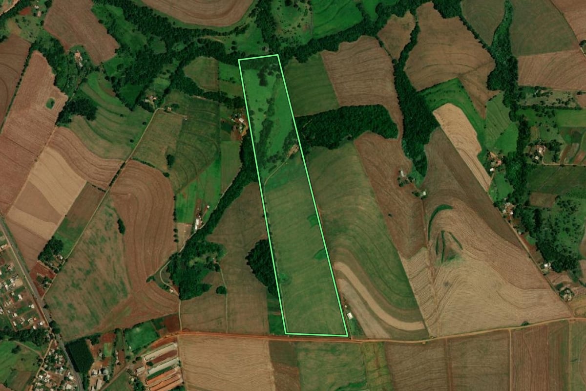 Imagem de satélite do imóvel rural em Lindoeste (PR), com o contorno declarado no CAR desenhado por cima.