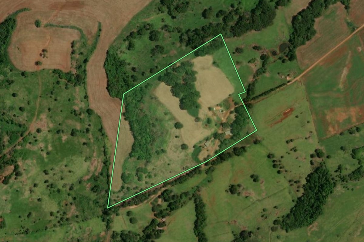 Imagem de satélite do imóvel rural em Lindoeste (PR), com o contorno declarado no CAR desenhado por cima.