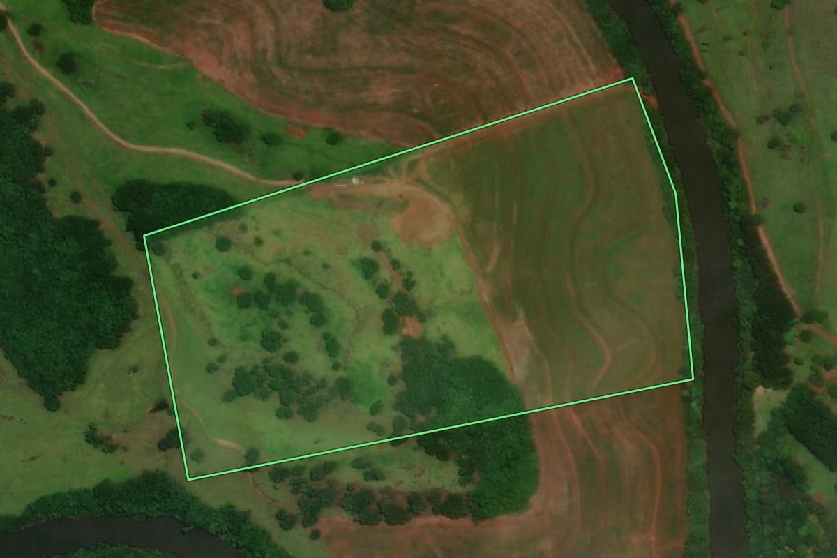 Imagem de satélite do imóvel rural em Santa Lúcia (PR), com o contorno declarado no CAR desenhado por cima.