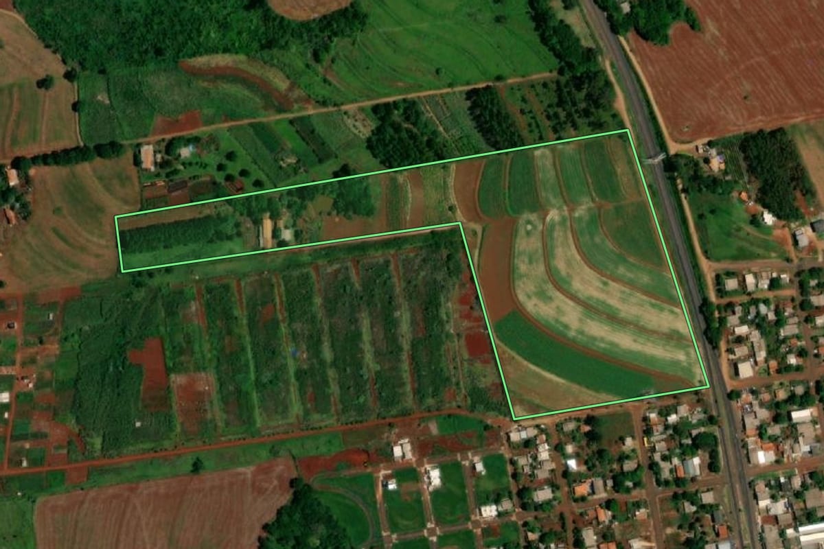 Imagem de satélite do imóvel rural em Lindoeste (PR), com o contorno declarado no CAR desenhado por cima.