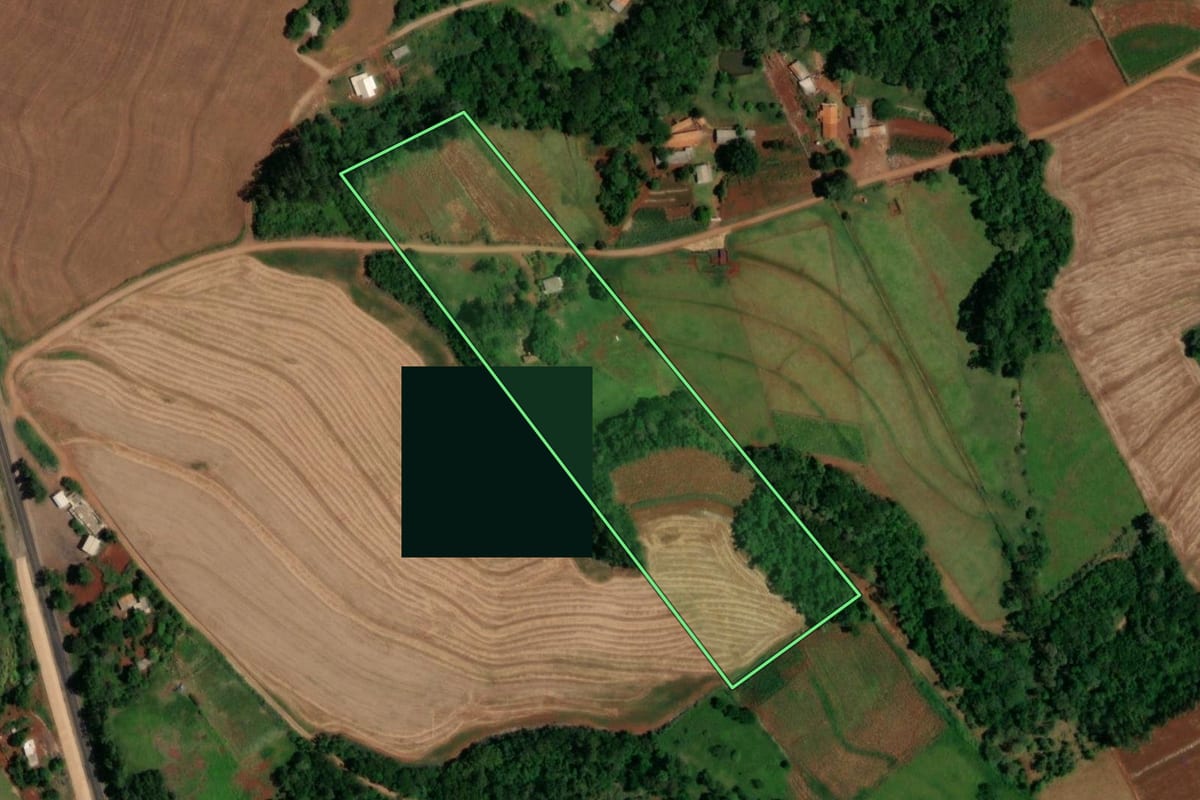 Imagem de satélite do imóvel rural em Lindoeste (PR), com o contorno declarado no CAR desenhado por cima.