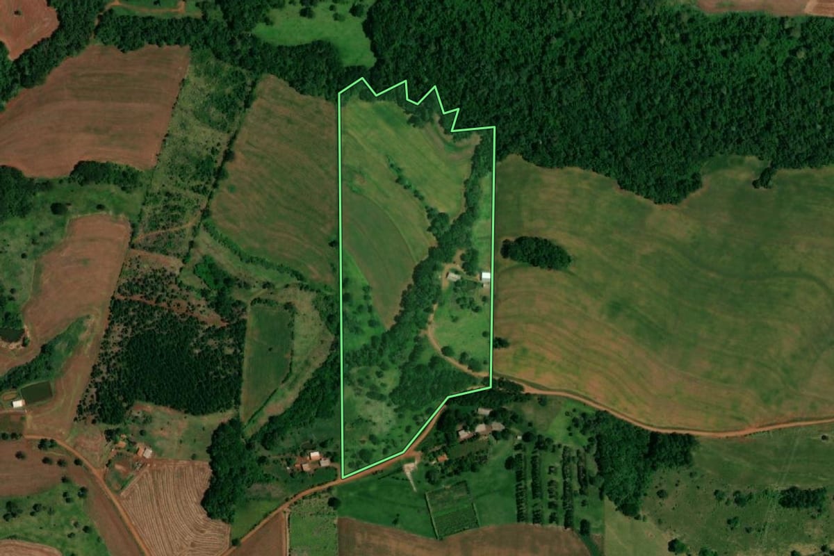 Imagem de satélite do imóvel rural em Lindoeste (PR), com o contorno declarado no CAR desenhado por cima.