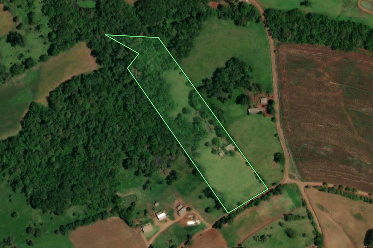 Imagem de satélite do imóvel rural em Lindoeste (PR), com o contorno declarado no CAR desenhado por cima.