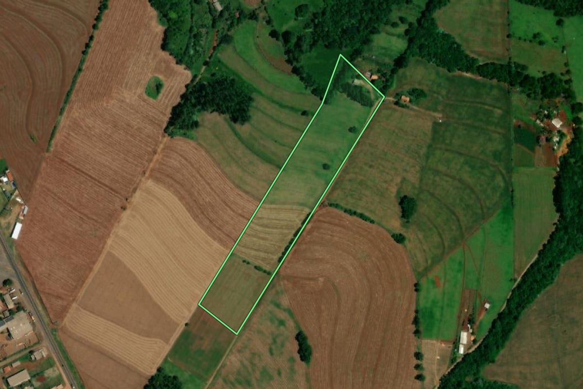 Imagem de satélite do imóvel rural em Lindoeste (PR), com o contorno declarado no CAR desenhado por cima.