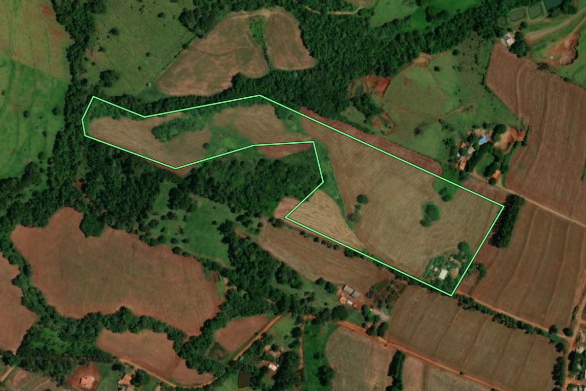 Imagem de satélite do imóvel rural em Lindoeste (PR), com o contorno declarado no CAR desenhado por cima.