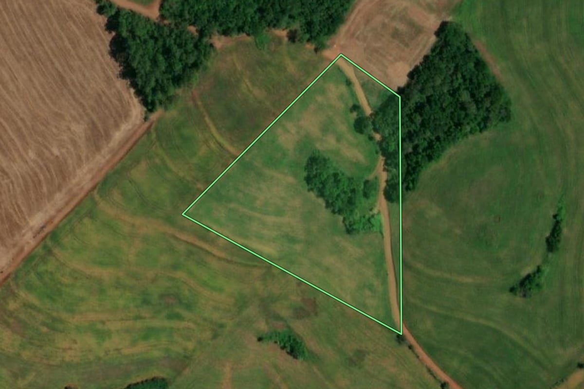 Imagem de satélite do imóvel rural em Lindoeste (PR), com o contorno declarado no CAR desenhado por cima.