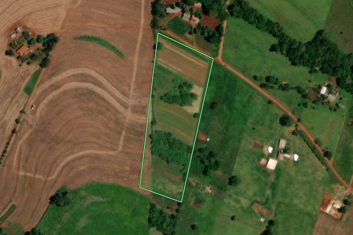 Imagem de satélite do imóvel rural em Lindoeste (PR), com o contorno declarado no CAR desenhado por cima.