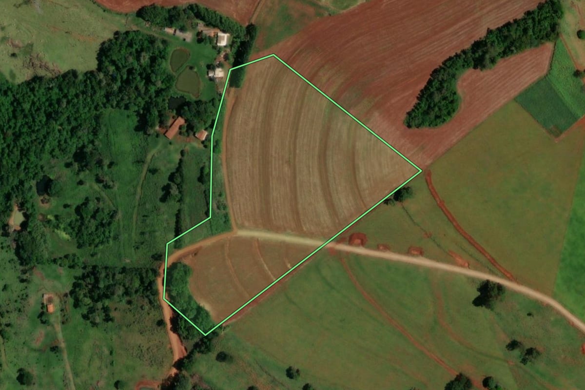 Imagem de satélite do imóvel rural em Lindoeste (PR), com o contorno declarado no CAR desenhado por cima.