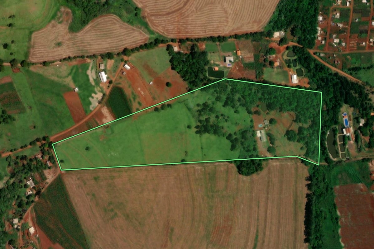 Imagem de satélite do imóvel rural em Lindoeste (PR), com o contorno declarado no CAR desenhado por cima.