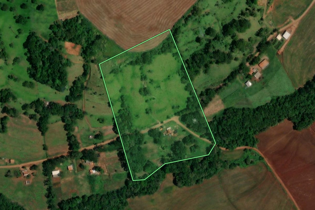 Imagem de satélite do imóvel rural em Lindoeste (PR), com o contorno declarado no CAR desenhado por cima.