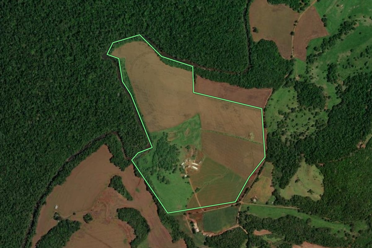 Imagem de satélite do imóvel rural em Lindoeste (PR), com o contorno declarado no CAR desenhado por cima.