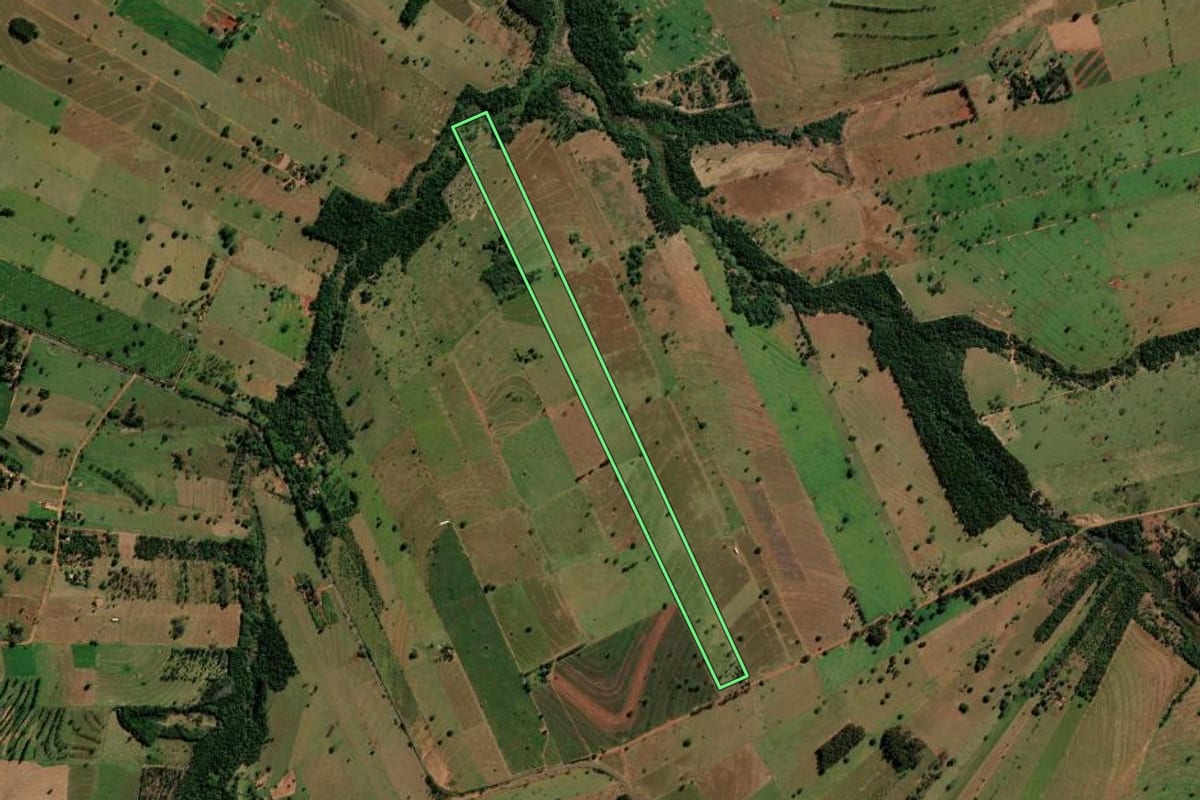 Imagem de satélite do imóvel rural em Loanda (PR), com o contorno declarado no CAR desenhado por cima.