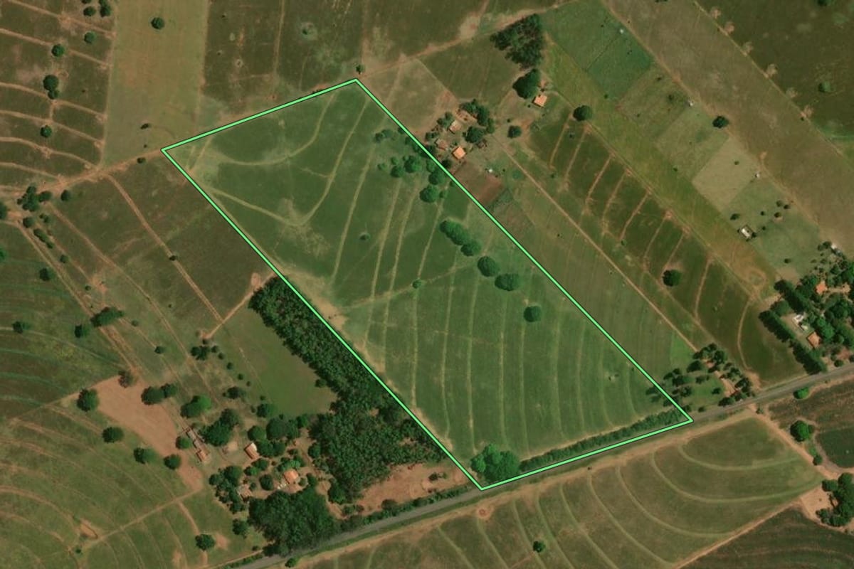 Imagem de satélite do imóvel rural em Loanda (PR), com o contorno declarado no CAR desenhado por cima.