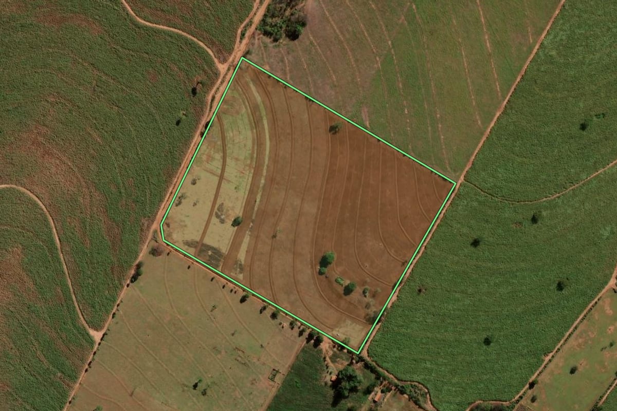 Imagem de satélite do imóvel rural em Loanda (PR), com o contorno declarado no CAR desenhado por cima.