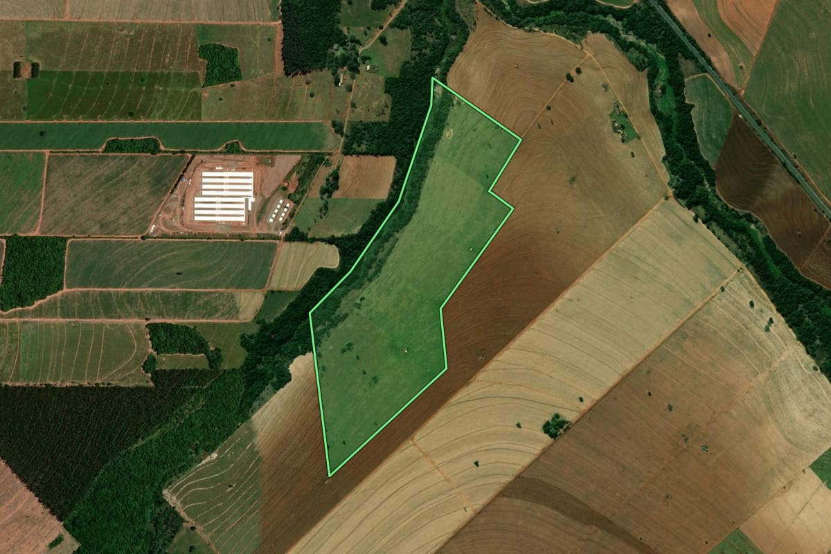 Imagem de satélite do imóvel rural em Loanda (PR), com o contorno declarado no CAR desenhado por cima.