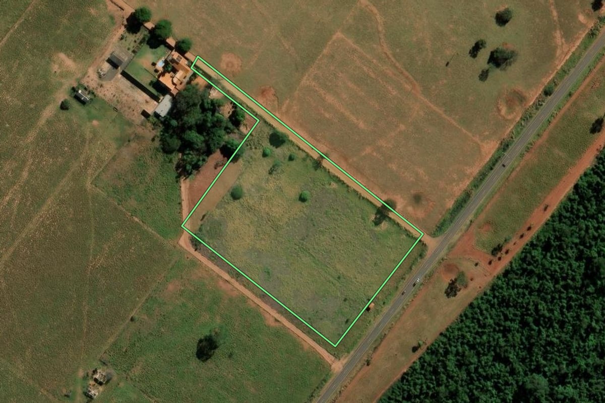 Imagem de satélite do imóvel rural em Loanda (PR), com o contorno declarado no CAR desenhado por cima.
