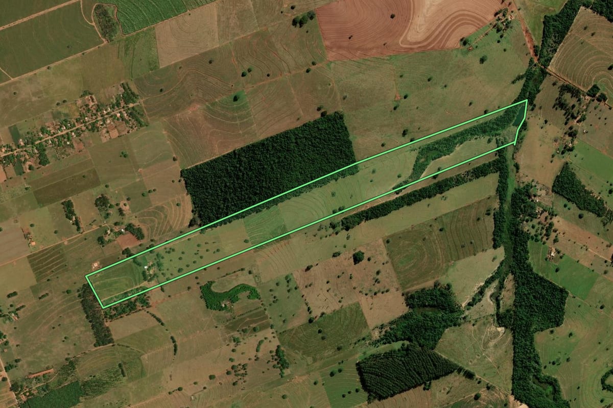 Imagem de satélite do imóvel rural em Loanda (PR), com o contorno declarado no CAR desenhado por cima.