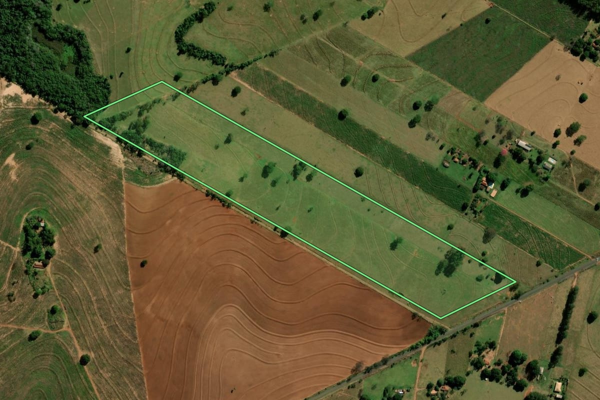 Imagem de satélite do imóvel rural em Loanda (PR), com o contorno declarado no CAR desenhado por cima.