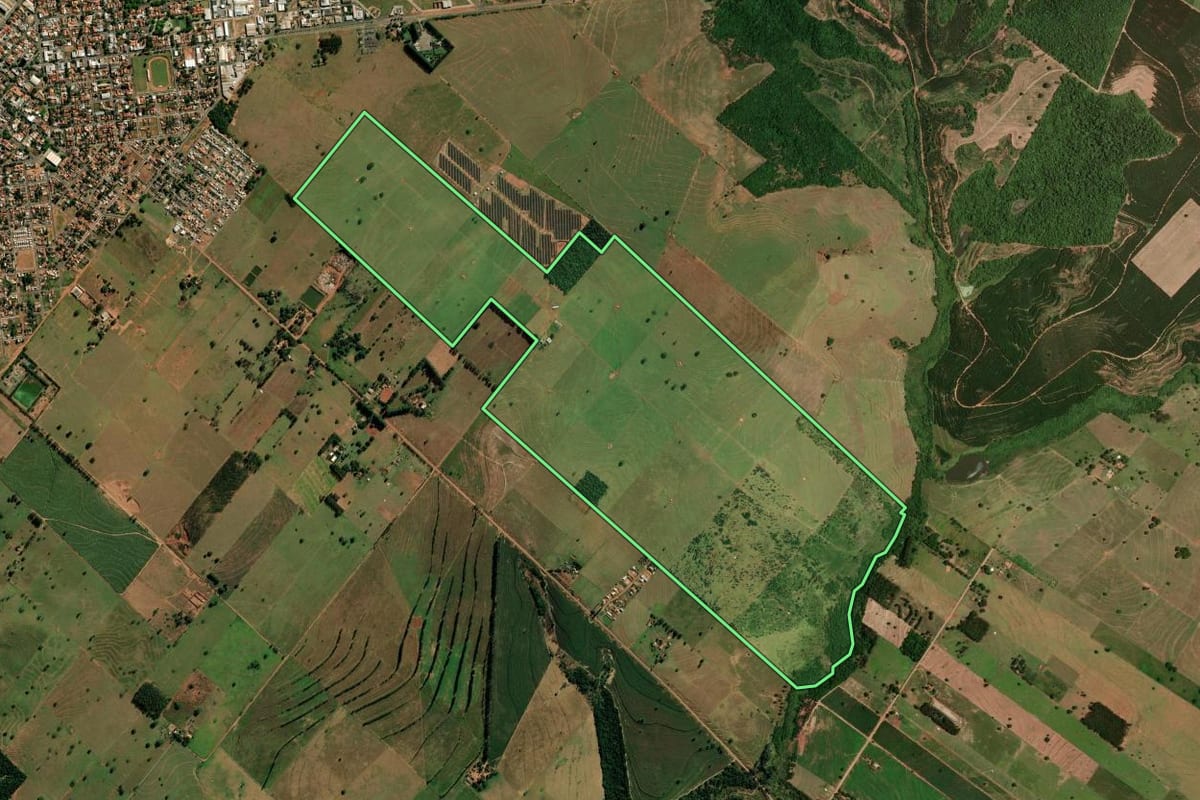 Imagem de satélite do imóvel rural em Loanda (PR), com o contorno declarado no CAR desenhado por cima.
