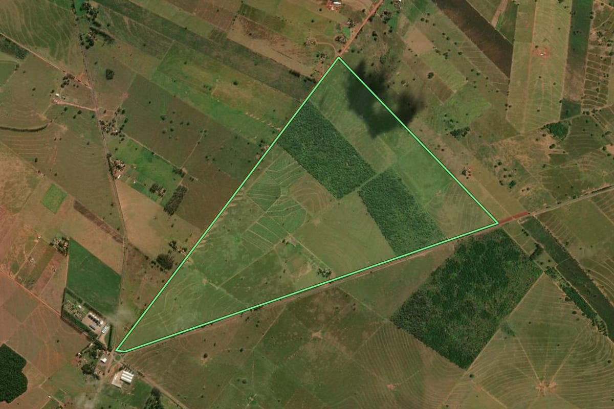 Imagem de satélite do imóvel rural em Loanda (PR), com o contorno declarado no CAR desenhado por cima.