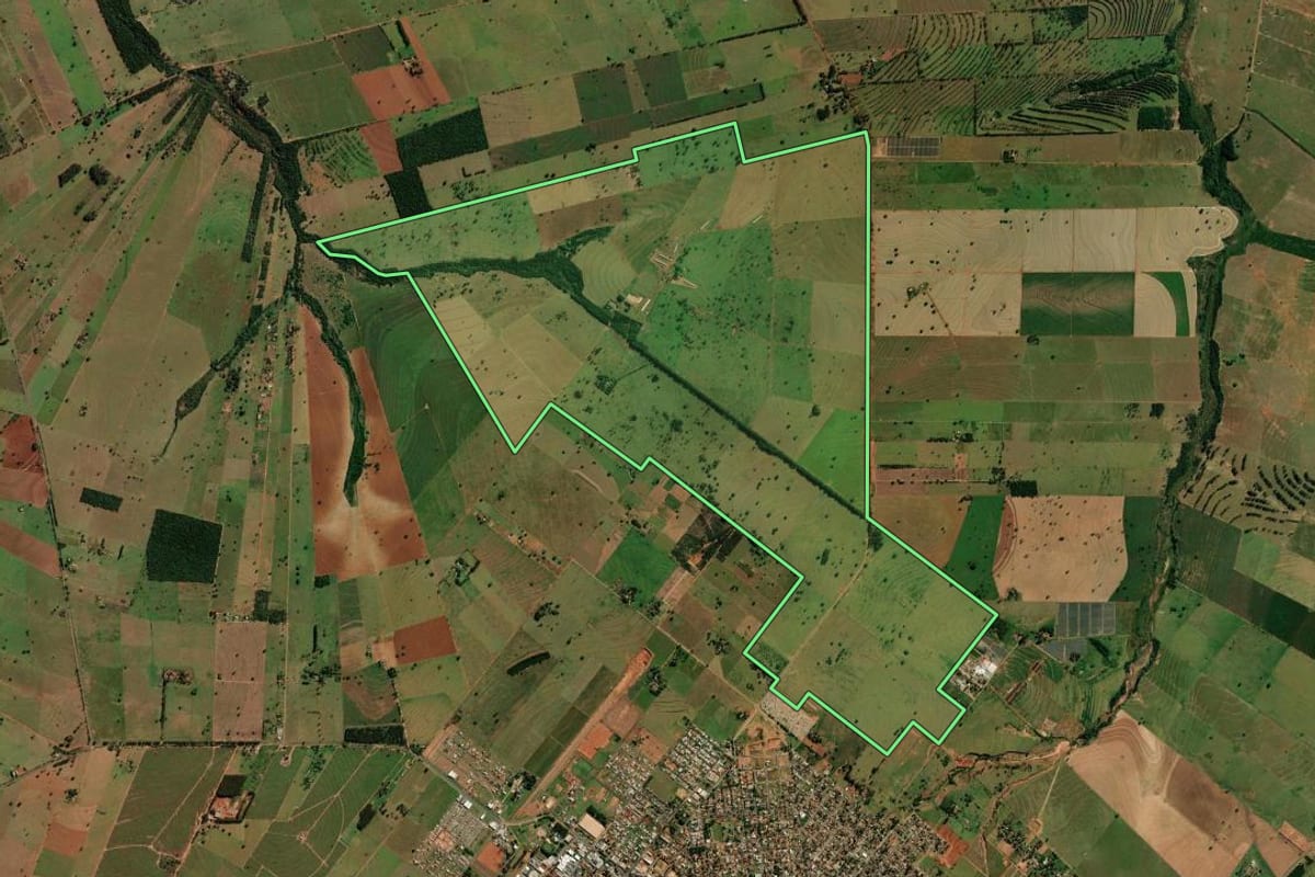 Imagem de satélite do imóvel rural em Loanda (PR), com o contorno declarado no CAR desenhado por cima.