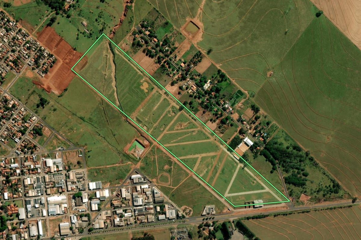 Imagem de satélite do imóvel rural em Loanda (PR), com o contorno declarado no CAR desenhado por cima.