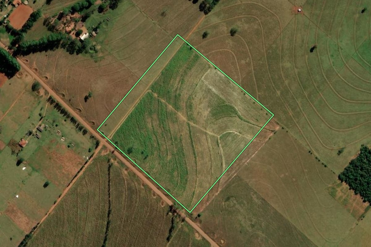 Imagem de satélite do imóvel rural em Loanda (PR), com o contorno declarado no CAR desenhado por cima.