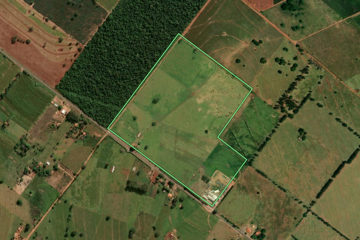 Imagem de satélite do imóvel rural em Loanda (PR), com o contorno declarado no CAR desenhado por cima.
